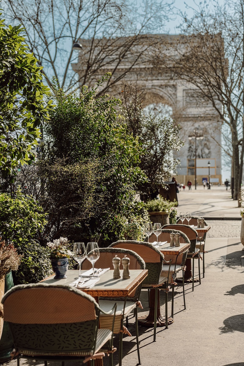 Photo de notre terrasse avec une vue sur l'Arc de triomphe, l'endroit idéal pour déguster notre brunch paris 16 dans notre restaurant fleuri à paris.